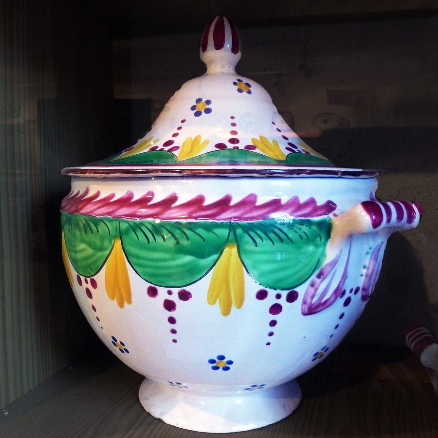 Soupière en faïence de Saint-Clément, décor de guirlandes vertes, jaunes et violettes